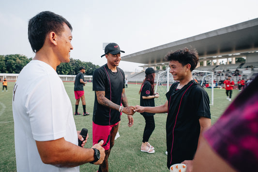Jesse Lingard chats with one of the football players at Bali United